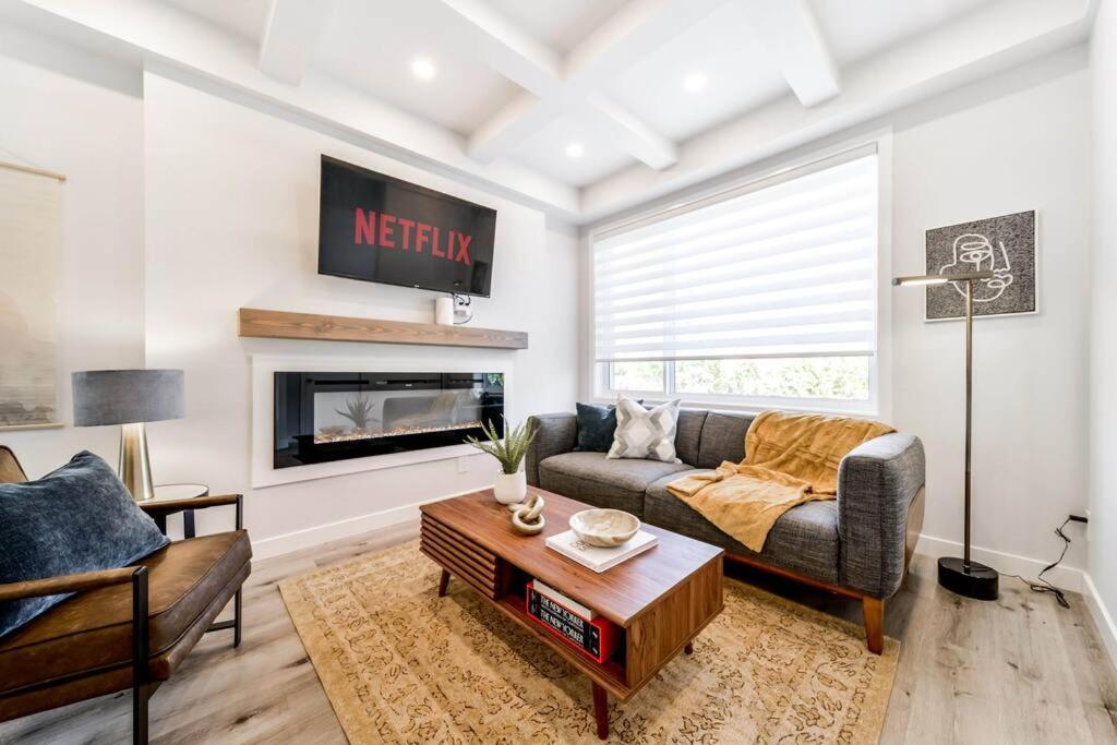 Modern Nordic Escape, 3Br Near Wem & Dt, Aircon & Fireplace, Wifi, Sleeps 6! 埃德蒙顿 外观 照片