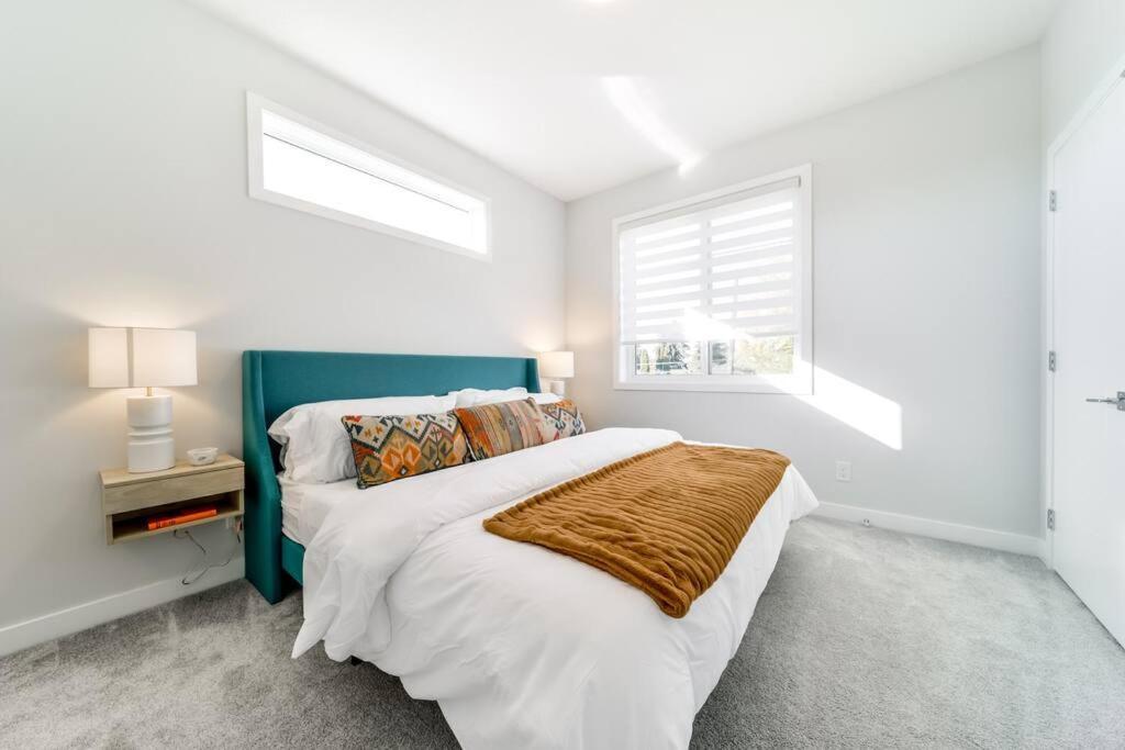 Modern Nordic Escape, 3Br Near Wem & Dt, Aircon & Fireplace, Wifi, Sleeps 6! 埃德蒙顿 外观 照片