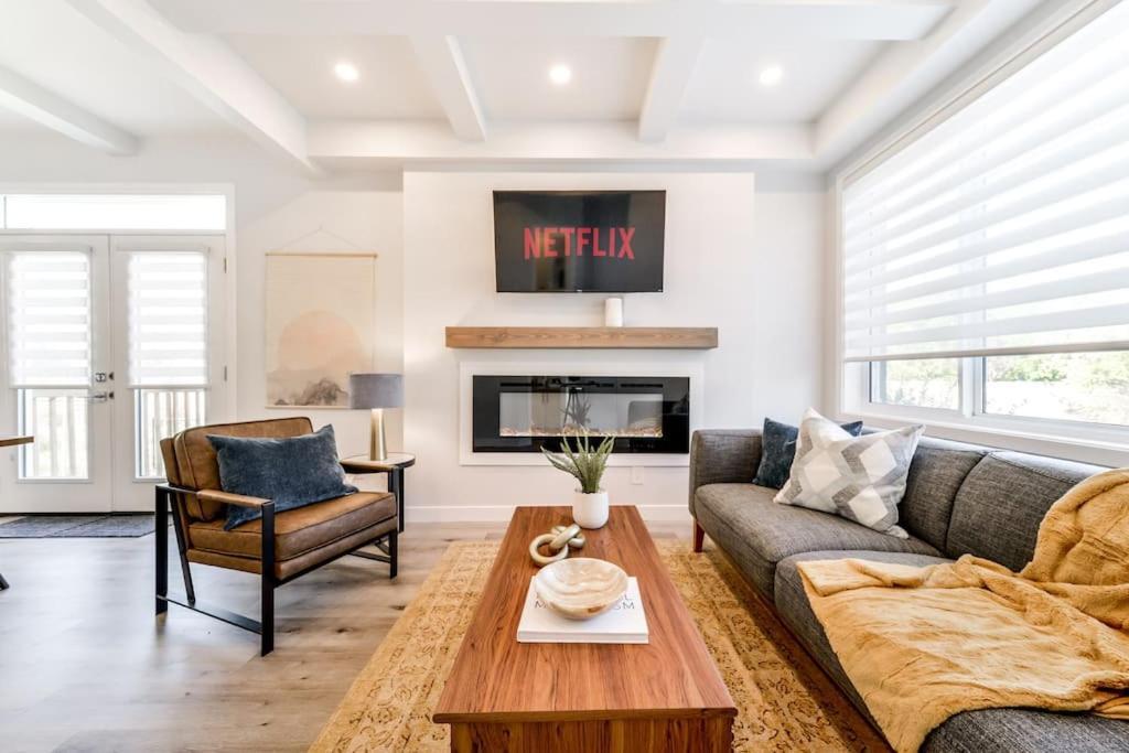 Modern Nordic Escape, 3Br Near Wem & Dt, Aircon & Fireplace, Wifi, Sleeps 6! 埃德蒙顿 外观 照片
