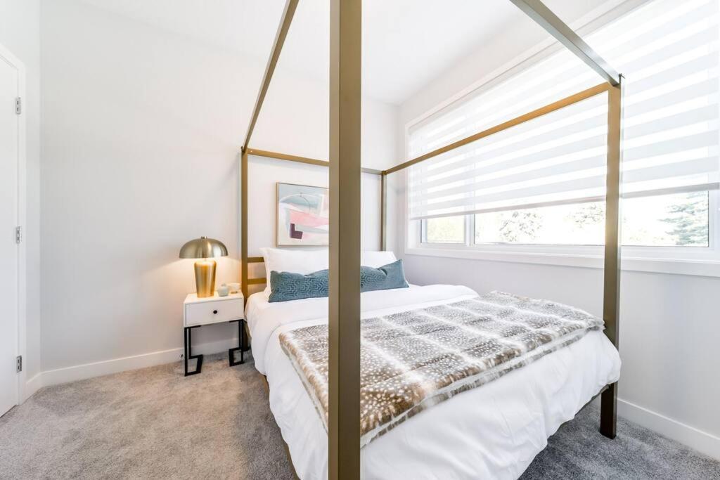 Modern Nordic Escape, 3Br Near Wem & Dt, Aircon & Fireplace, Wifi, Sleeps 6! 埃德蒙顿 外观 照片