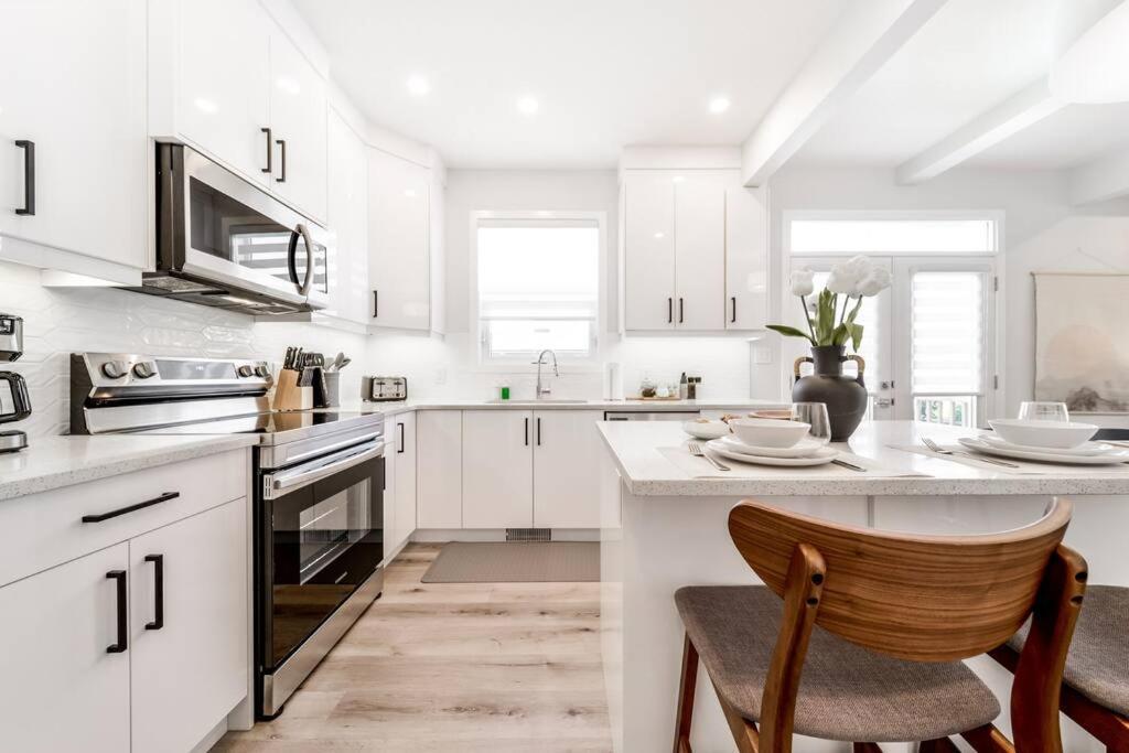 Modern Nordic Escape, 3Br Near Wem & Dt, Aircon & Fireplace, Wifi, Sleeps 6! 埃德蒙顿 外观 照片