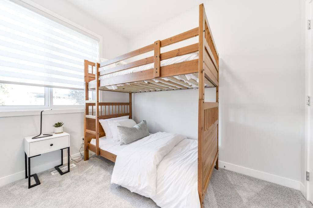 Modern Nordic Escape, 3Br Near Wem & Dt, Aircon & Fireplace, Wifi, Sleeps 6! 埃德蒙顿 外观 照片