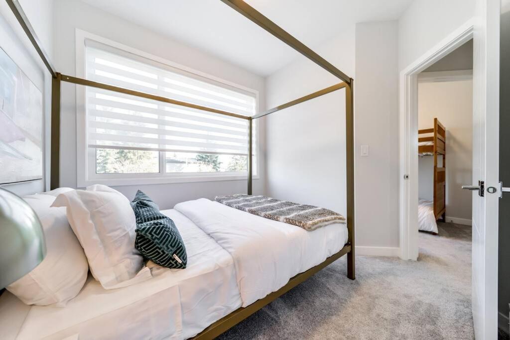 Modern Nordic Escape, 3Br Near Wem & Dt, Aircon & Fireplace, Wifi, Sleeps 6! 埃德蒙顿 外观 照片