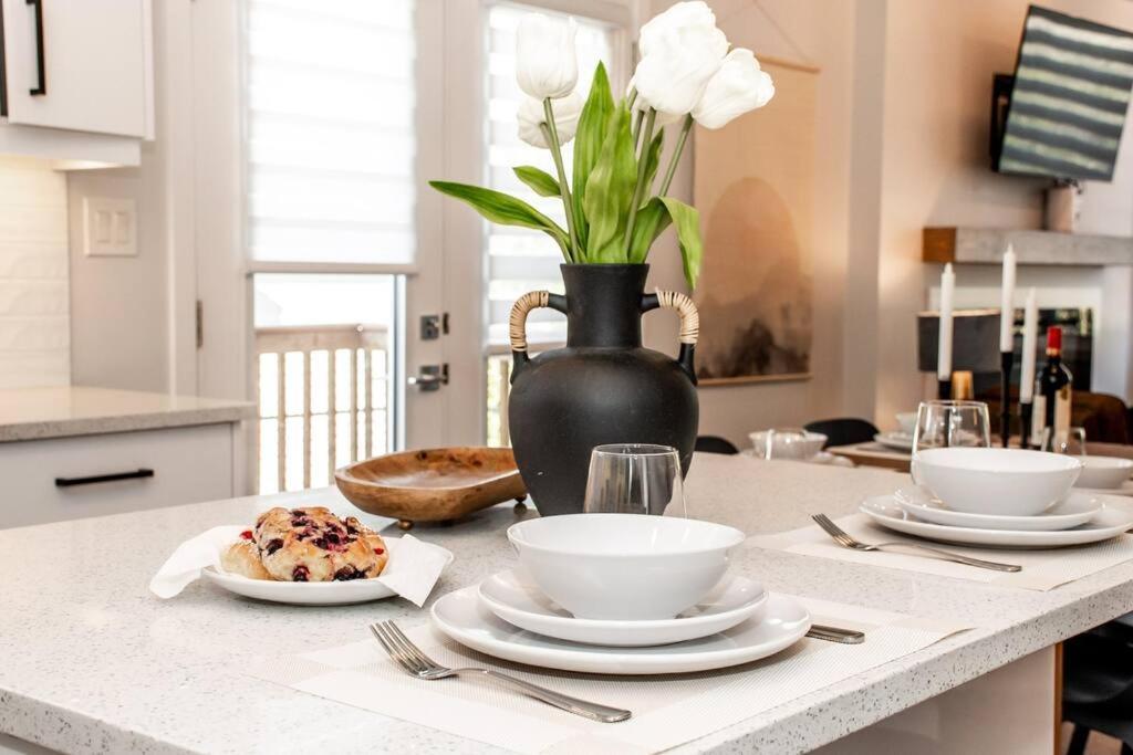 Modern Nordic Escape, 3Br Near Wem & Dt, Aircon & Fireplace, Wifi, Sleeps 6! 埃德蒙顿 外观 照片