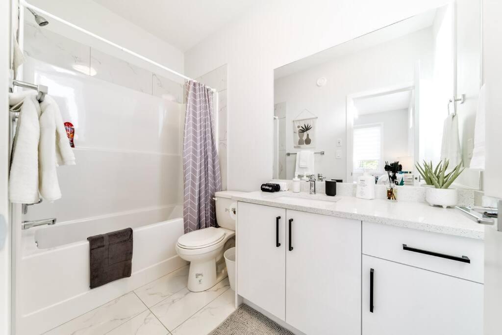 Modern Nordic Escape, 3Br Near Wem & Dt, Aircon & Fireplace, Wifi, Sleeps 6! 埃德蒙顿 外观 照片