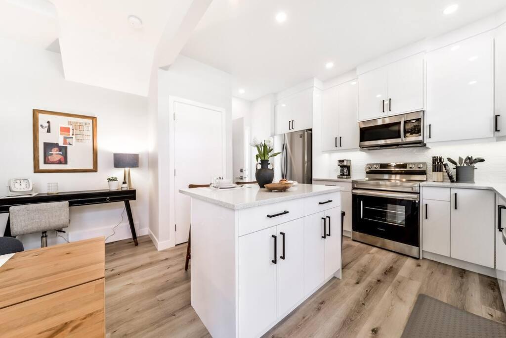Modern Nordic Escape, 3Br Near Wem & Dt, Aircon & Fireplace, Wifi, Sleeps 6! 埃德蒙顿 外观 照片