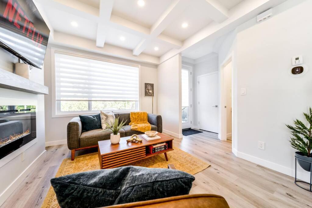 Modern Nordic Escape, 3Br Near Wem & Dt, Aircon & Fireplace, Wifi, Sleeps 6! 埃德蒙顿 外观 照片