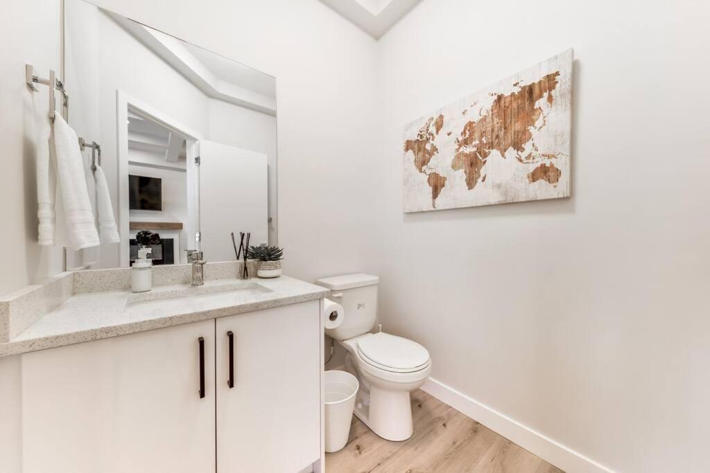 Modern Nordic Escape, 3Br Near Wem & Dt, Aircon & Fireplace, Wifi, Sleeps 6! 埃德蒙顿 外观 照片
