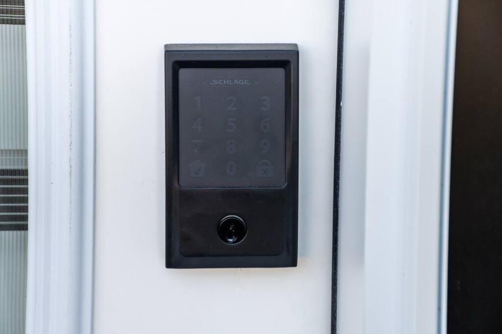 Modern Nordic Escape, 3Br Near Wem & Dt, Aircon & Fireplace, Wifi, Sleeps 6! 埃德蒙顿 外观 照片