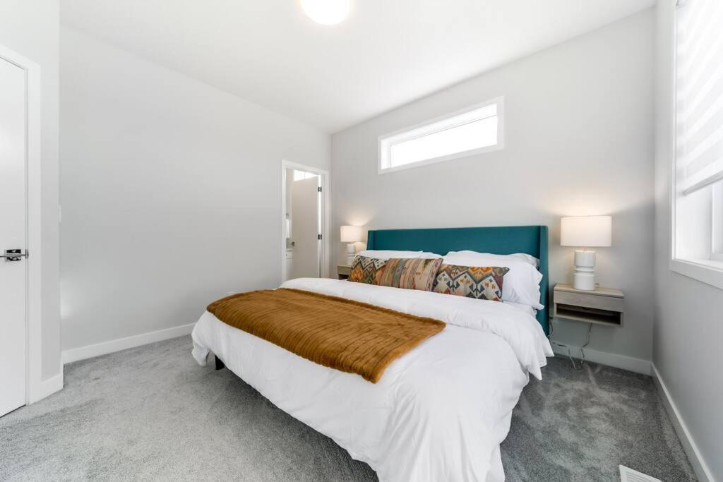 Modern Nordic Escape, 3Br Near Wem & Dt, Aircon & Fireplace, Wifi, Sleeps 6! 埃德蒙顿 外观 照片