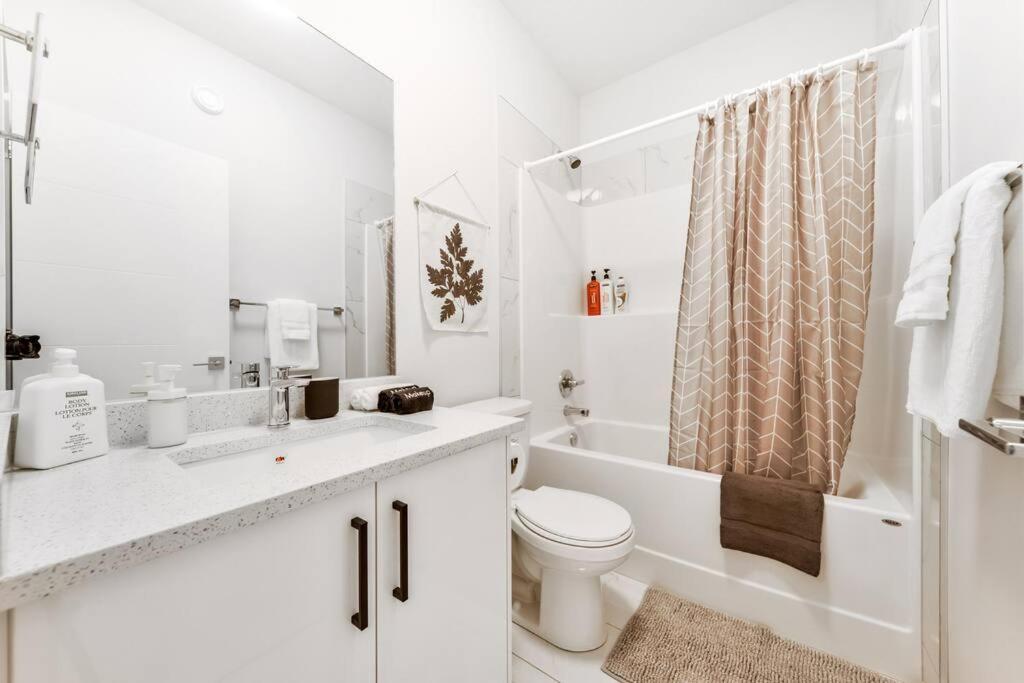 Modern Nordic Escape, 3Br Near Wem & Dt, Aircon & Fireplace, Wifi, Sleeps 6! 埃德蒙顿 外观 照片