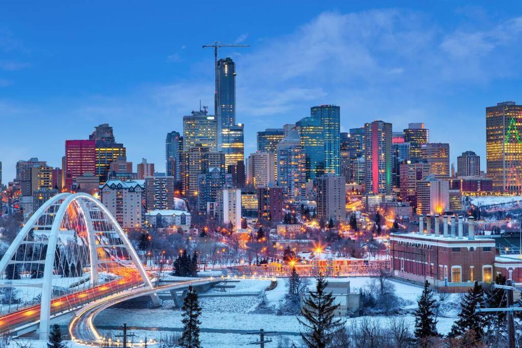 Modern Nordic Escape, 3Br Near Wem & Dt, Aircon & Fireplace, Wifi, Sleeps 6! 埃德蒙顿 外观 照片