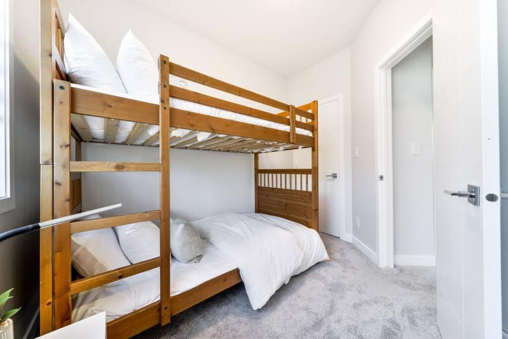 Modern Nordic Escape, 3Br Near Wem & Dt, Aircon & Fireplace, Wifi, Sleeps 6! 埃德蒙顿 外观 照片