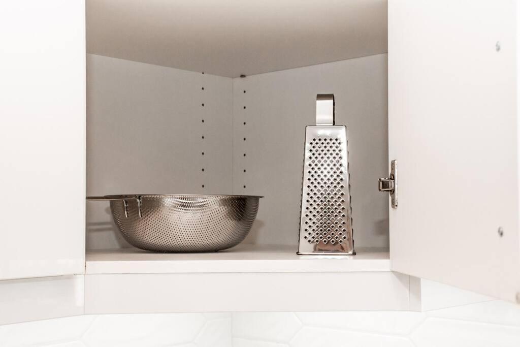 Modern Nordic Escape, 3Br Near Wem & Dt, Aircon & Fireplace, Wifi, Sleeps 6! 埃德蒙顿 外观 照片