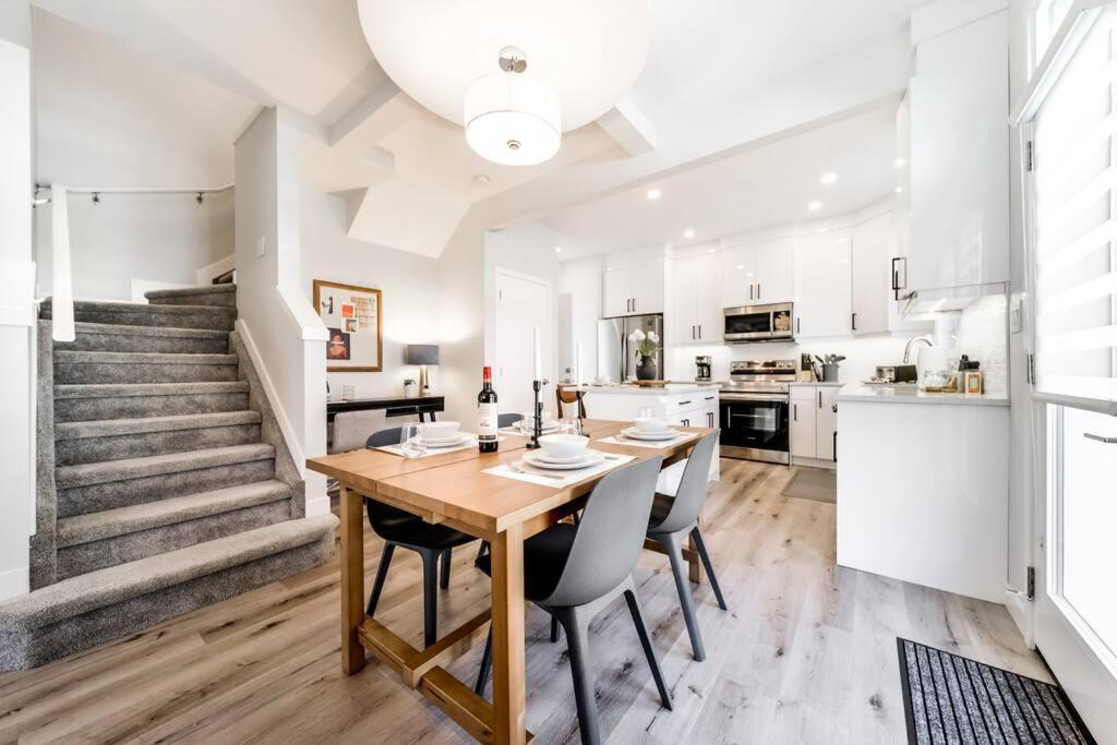 Modern Nordic Escape, 3Br Near Wem & Dt, Aircon & Fireplace, Wifi, Sleeps 6! 埃德蒙顿 外观 照片